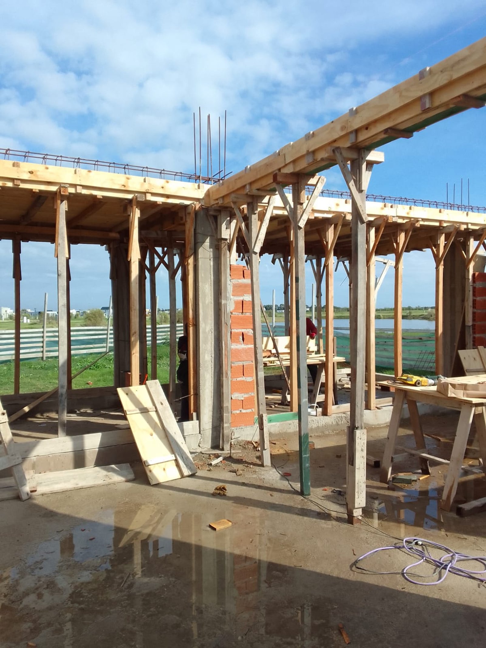 obra en construcción con encofrado de madera y techo de hormigón — proyecto Casa en Pueblos del Plata, por Arquitecto Guido Niccoli, en Guillermo Enrique Hudson